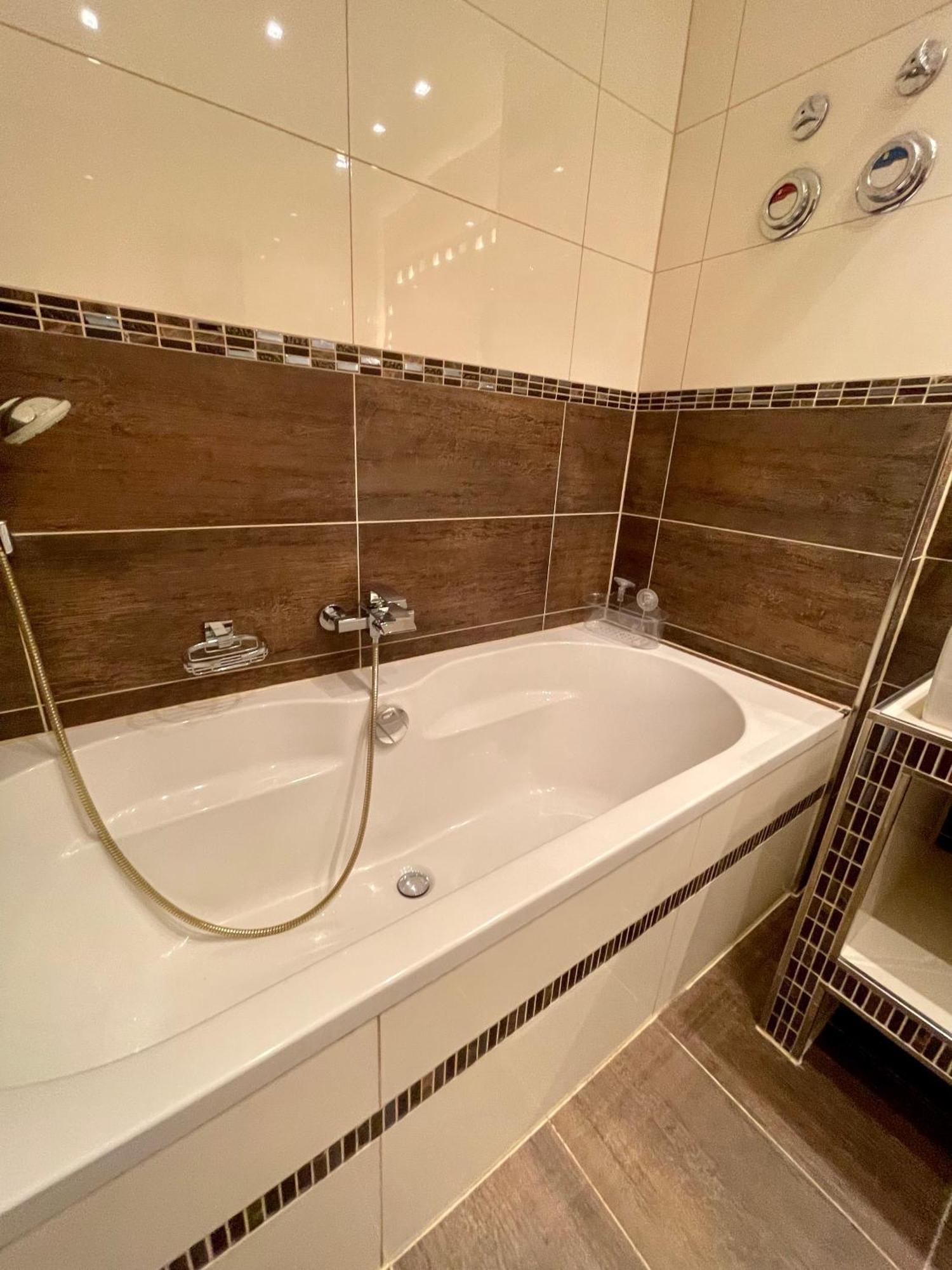 Wunderschoenes 2 Zimmer Apartment Zentrum Goldstadt 포르츠하임 외부 사진